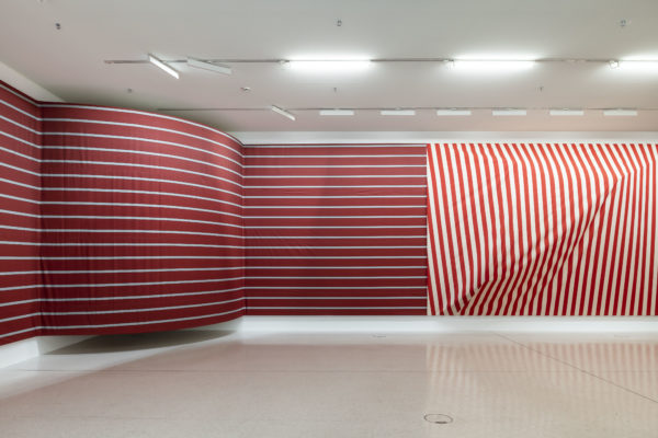 Two curved angles and three walls, 2019 Fabric, wood, metal app. 4×38×1 m, Westfälischer Kunstverein, Münster Photos: Thorsten Arendt
